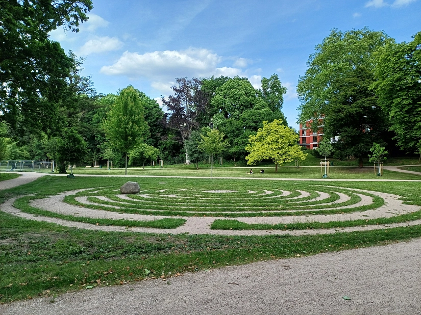Das eingebettete Rasenlabyrinth: Rosenlabyrinth im Ernst-Ehrlicher-Park